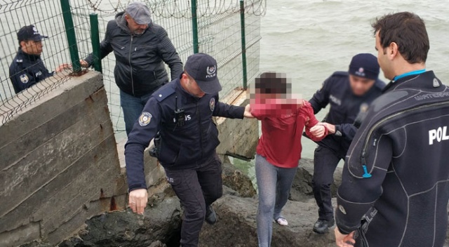 Denize atlayan üniversiteli genç kızı, polis kurtardı Denize atlayan üniversiteli genç kızı, polis kurtardı