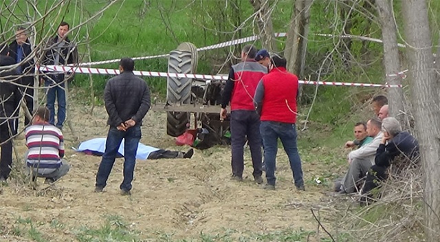 Devrilen traktörün altına kalarak hayatını kaybetti Devrilen traktörün altına kalarak hayatını kaybetti