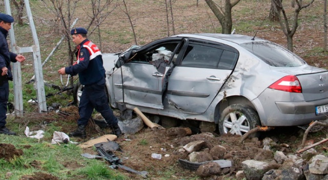 Elazığ'da otomobil bahçeye uçtu: 3 yaralı Elazığ'da otomobil bahçeye uçtu: 3 yaralı