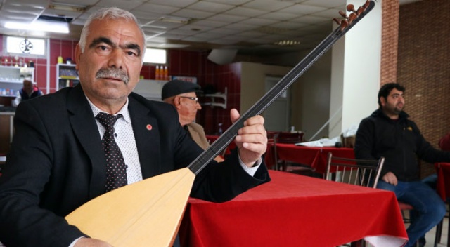 Elinde bağlamasıyla muhtar seçildi Elinde bağlamasıyla muhtar seçildi