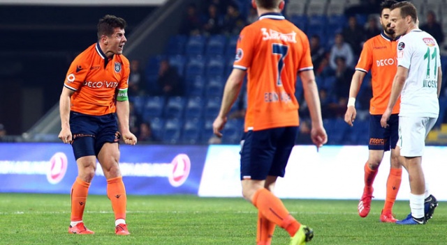 Emre Belözoğlu formasını yırttı Emre Belözoğlu formasını yırttı
