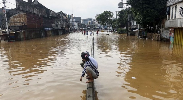 Endonezya'da sel 24 binden fazla kişiyi etkiledi Endonezya'da sel 24 binden fazla kişiyi etkiledi