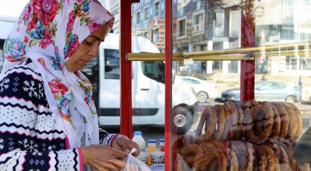 Eşi terk etti, çocuklarına bakabilmek için simit satmaya başladı Eşi terk etti, çocuklarına bakabilmek için simit satmaya başladı