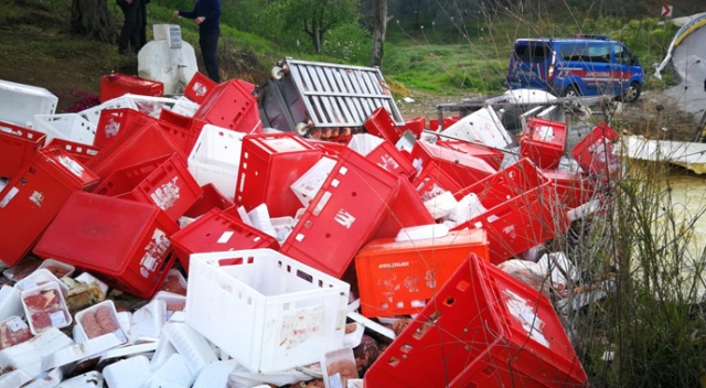 Et taşıyan kamyon devrildi, tonlarca et ve köfte etrafa saçıldı