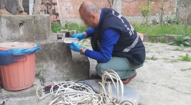 Evin elektrik tesisatını söküp, çeşme musluklarını çaldılar