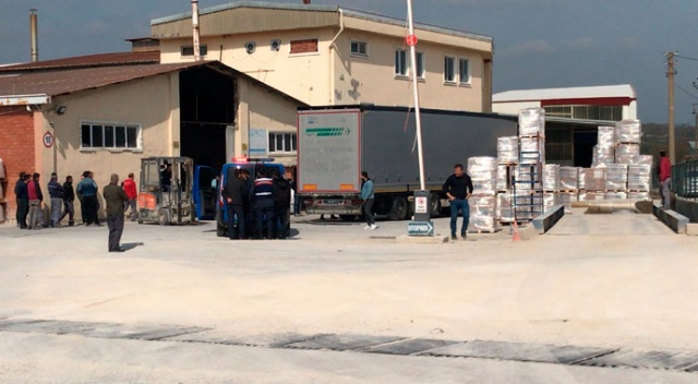 Fabrikaya karton getiren TIR'dan mülteciler çıktı Fabrikaya karton getiren TIR'dan mülteciler çıktı