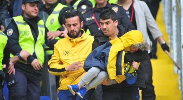 Fenerbahçe maçında çıkan arbede sonucu küçük çocuk şoka girdi Fenerbahçe maçında çıkan arbede sonucu küçük çocuk şoka girdi