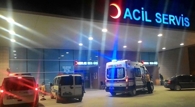 Freni boşalan süt kamyonu kahvehane duvarına çarptı: 3 yaralı Freni boşalan süt kamyonu kahvehane duvarına çarptı: 3 yaralı