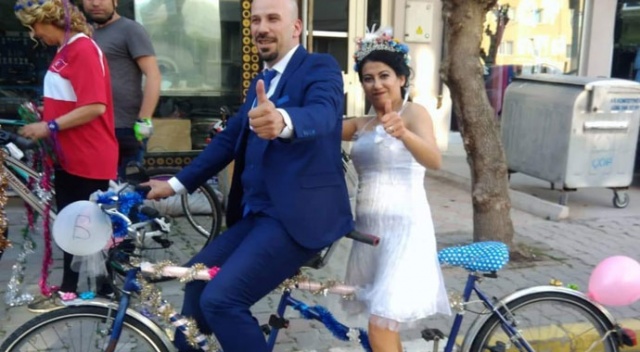 Gelin ile damattan bisikletli düğün konvoyu