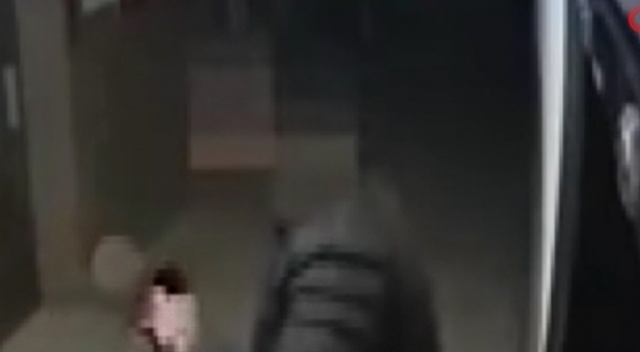 Güvenlik kamerasını fark eden hırsız ayakkabıyı geri attı Güvenlik kamerasını fark eden hırsız ayakkabıyı geri attı