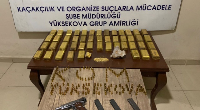 Hakkari'de gümrük kaçağı altın ve pırlanta ele geçirildi Hakkari'de gümrük kaçağı altın ve pırlanta ele geçirildi