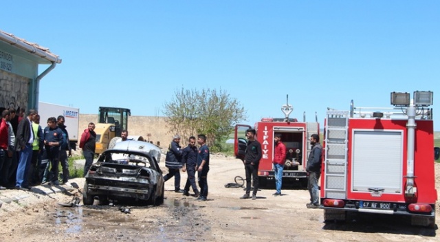 Hareket halindeyken alev alan otomobil küle döndü