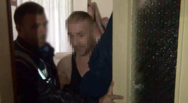 Hırsızlıktan aranan hükümlü, kapının arkasında bulundu