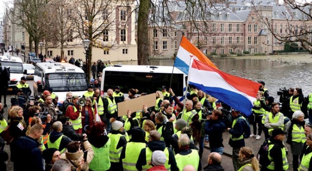 Sarı Yelekliler, Hollanda'da 19. kez toplandı Sarı Yelekliler, Hollanda'da 19. kez toplandı