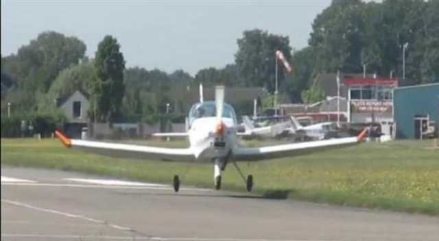 Hollanda'da tek motorlu uçak askeri alana düştü