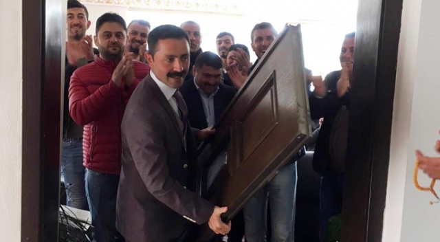İlk icraatı makam kapısını söktürmek oldu
