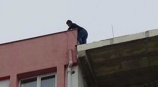 İntihar etmek için çatıya çıktı, kendisini polise ihbar etti İntihar etmek için çatıya çıktı, kendisini polise ihbar etti