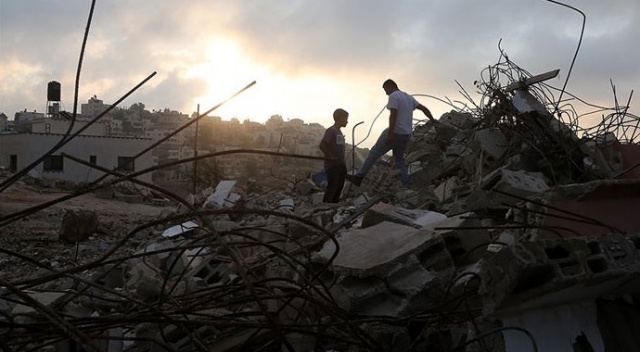 İsrail Filistinli aileye evini kendi elleriyle yıktırdı İsrail Filistinli aileye evini kendi elleriyle yıktırdı