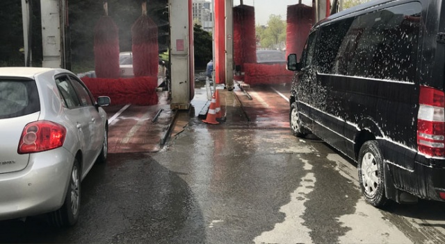 İstanbul’a çamur yağdı, vatandaşlar oto yıkamacılara koştu