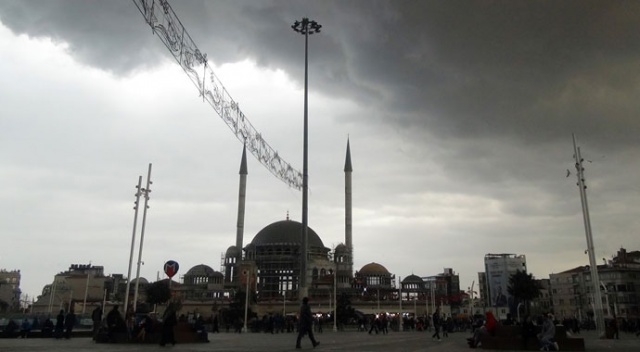 İstanbul&#039;da sağanak yağış etkisini gösterdi