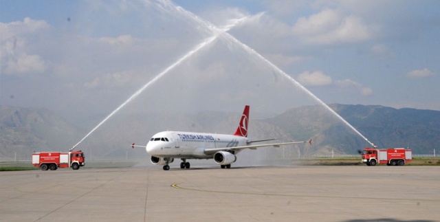 İstanbul Havalimanı’ndan Şırnak’a gelen ilk uçak su takıyla karşılandı