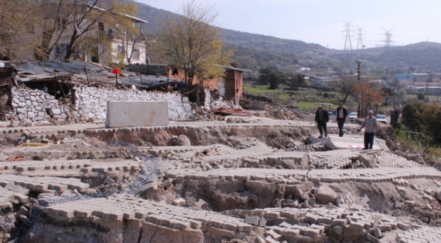 İzmir'de heyelan bölgesinde bekleyiş sürüyor İzmir'de heyelan bölgesinde bekleyiş sürüyor
