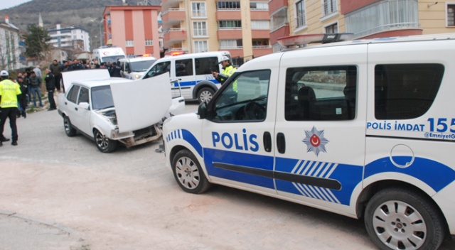 Kaçan ehliyetsiz sürücü polis otosuna çarptı