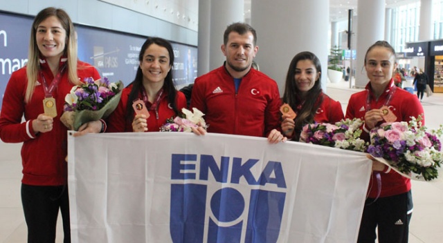 Kadın milli güreşçiler, 4 madalyayla yurda döndü