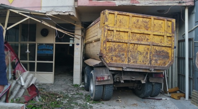 Kamyon kahvehaneye daldı: 2 ölü, 6 yaralı