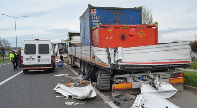 Kamyonet 2 tırı biçti, hurdacılara gün doğdu