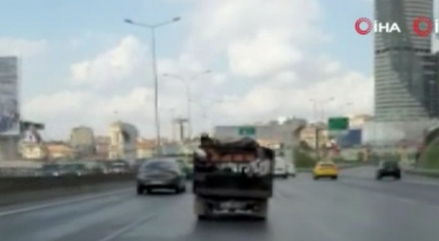 Kamyonetin kasasında tehlikeli yolculuk kamerada