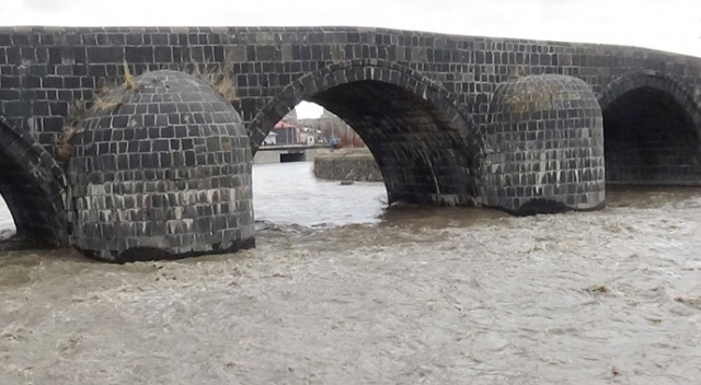 Karlar eriyor, Kars Çayı taşıyor Karlar eriyor, Kars Çayı taşıyor