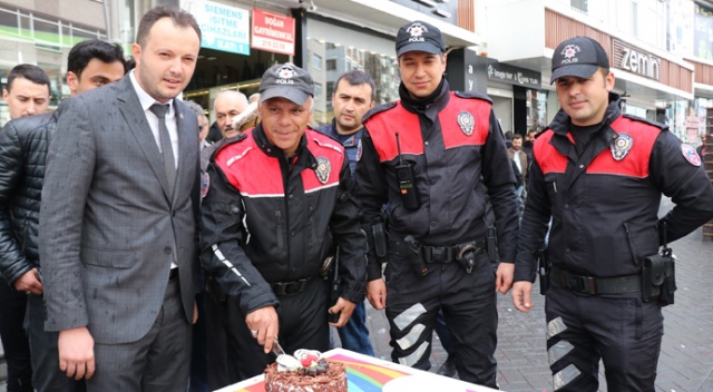 Kavga ihbarına giden polis ekipleri konfeti ve dev Türk Bayrağı ile karşılandı
