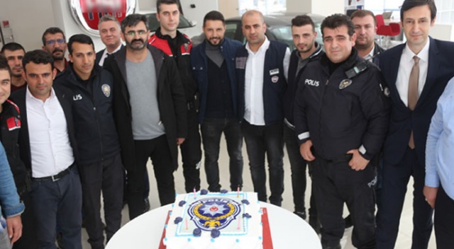 Kavga ihbarına giden polise tatlı sürpriz Kavga ihbarına giden polise tatlı sürpriz
