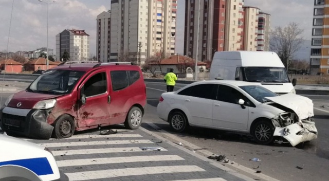 Kayseri'de otomobiller çarpıştı: 3 yaralı Kayseri'de otomobiller çarpıştı: 3 yaralı
