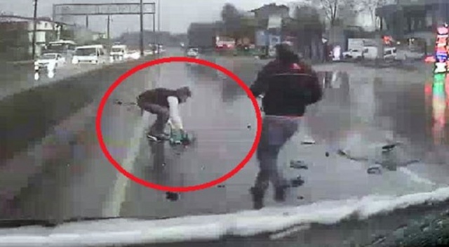 Kaza yapan kamyonetteki bebek yola böyle fırladı