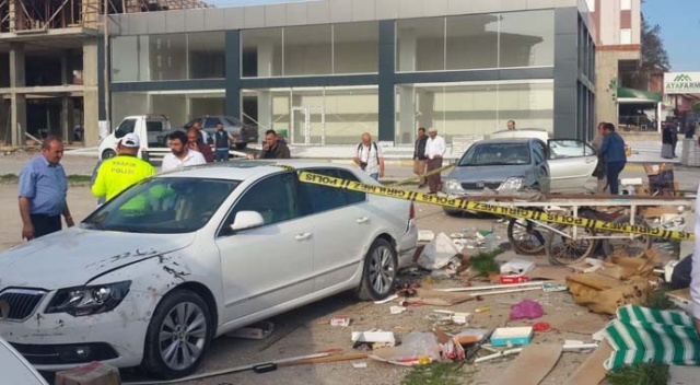 Kaza yapan otomobil seyyar satıcıların arasına daldı: 1 ölü, 2 yaralı Kaza yapan otomobil seyyar satıcıların arasına daldı: 1 ölü, 2 yaralı