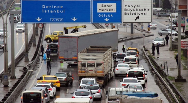 Kocaeli’de kaza yapan tır D-100’de trafiği felç etti