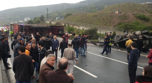 Kocaeli TEM otoyolunda 2 tır devrildi Kocaeli TEM otoyolunda 2 tır devrildi