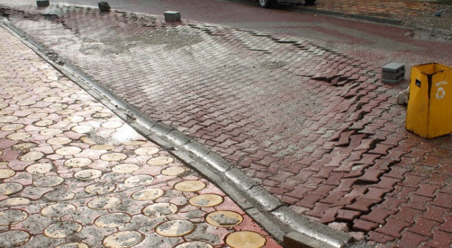 Kozluk&#039;ta yoğun yağış nedeniyle yol çöktü