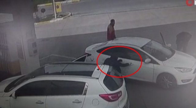 Lastiği patlatıp araçtan çek dolu çantayı böyle çaldılar