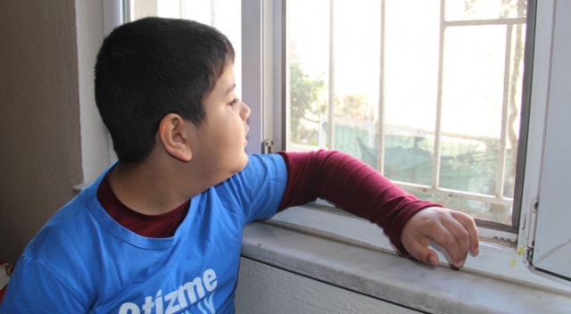 Mahalle baskısı otizmli çocuğu eve hapsetti