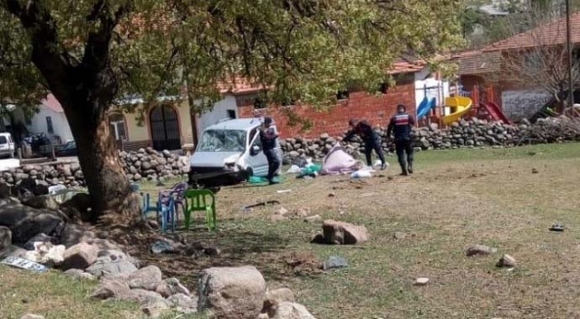 Manisa’da feci kaza: 2 ölü, 4 yaralı Manisa’da feci kaza: 2 ölü, 4 yaralı