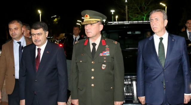 Mansur Yavaş, Erdoğan'ı karşılama heyetinde yer aldı Mansur Yavaş, Erdoğan'ı karşılama heyetinde yer aldı