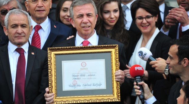 Mansur Yavaş mazbatasını aldı