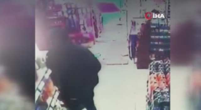 Market çalışanına yakalanan mama hırsızı kamerada Market çalışanına yakalanan mama hırsızı kamerada