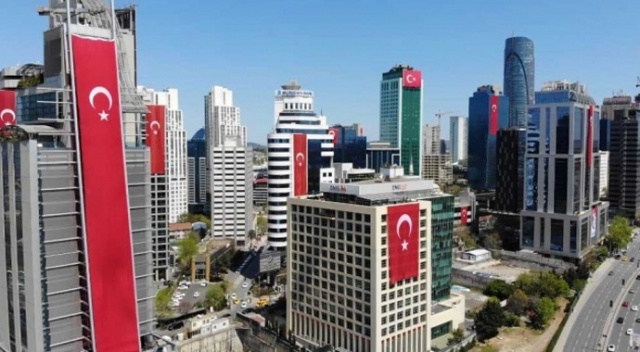 Maslak'ta gökdelenler kırmızı beyaza büründü Maslak'ta gökdelenler kırmızı beyaza büründü