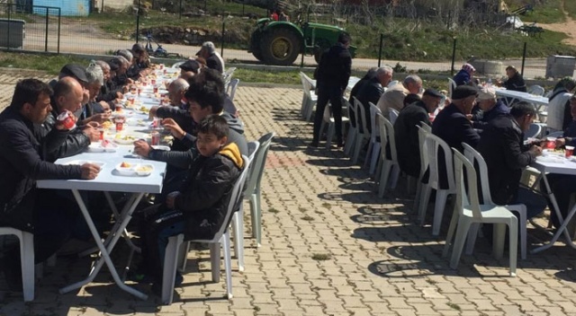 Mazbatasını aldı ilk işi köylülerine yemek dağıtmak oldu