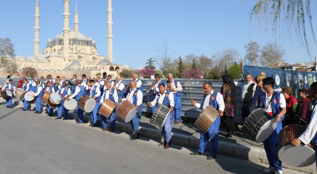 Mazbatayı aldı, 40 kol davul zurnayla karşılandı