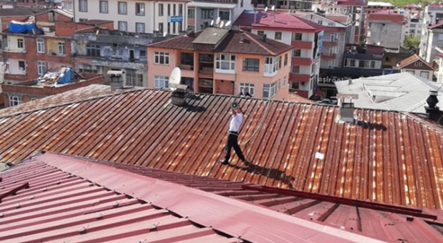 Megafon ile çatıya çıktı, intihar girişiminde bulundu Megafon ile çatıya çıktı, intihar girişiminde bulundu